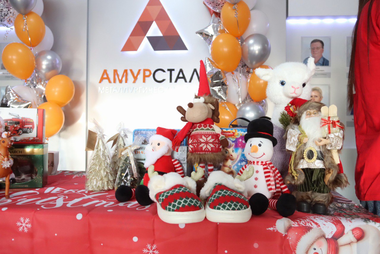 Дед Мороз, подарки, смех 